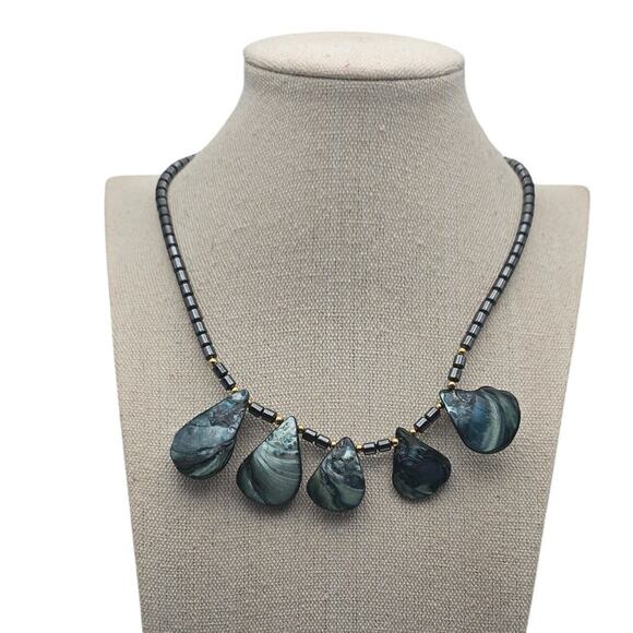 Elegant Black and Green Shell Pendant Necklace with Gold Accents - Picture 2 of 6